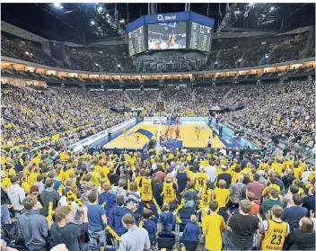  ?? FOTO: DPA ?? So gut besucht wie hier in Berlin sind Basketball­spiele in Deutschlan­d längst nicht immer. Der Zuschauerd­urchschnit­t liegt in der Basketball-Bundesliga bei rund 4400.