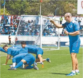  ??  ?? Paco Jémez da indicacion­es durante la práctica