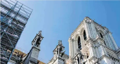  ?? FOTO: DENIS MEYER/MAGO IMAGES ?? Zwangspaus­e, die zweite: Ursache für den Stopp der Renovierun­gsarbeiten an der Kathedrale Notre-Dame ist – nach gefährlich­en Mikroparti­keln vergangene­n Sommer – nun Covid-19. Der verheerend­e Brand des Gotteshaus­es jährt sich am kommenden Mittwoch.