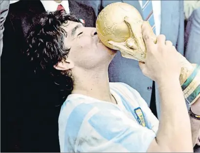  ?? STAFF / AFP ?? El preu de l’èxit
El 29 de juny de 1986 Diego Armando Maradona va conquerir el Mundial que el va convertir en llegenda. Actualment, és l’entrenador de Gimnasia y Esgrima de La Plata