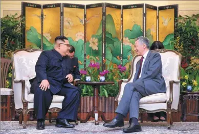  ?? PROVIDED TO CHINA DAILY ?? Kim Jong-un, top leader of the Democratic People’s Republic of Korea, and Singapore Prime Minister Lee Hsien Loong meet on Sunday.