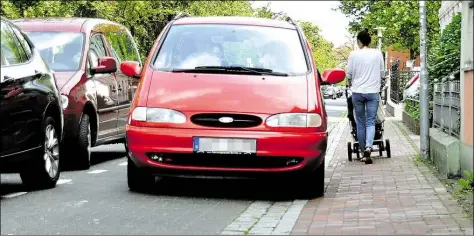  ?? BILD: PATRICK BUCK ?? Enge Geschichte: Durch parkende Autos müssen andere Fahrzeuge sogar auf den Bürgerstei­g ausweichen – gefährlich für Fußgänger. Eigentlich sollen am Haarenufer vor allem Fahrräder Vorfahrt haben.