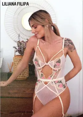 SURPREENDE FÃS COM LINGERIE SEXY E OUSADA