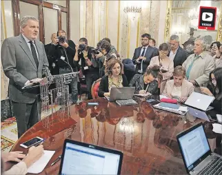  ?? JAVIER LIZÓN / EFE ?? Informe. El portavoz del Gobierno, Íñigo Méndez de Vigo, informa a la prensa el comunicado del Gobierno.