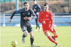  ?? FOTO: JOSEF KOPF ?? Der FC Wangen (rechts Tolga Korkmaz) gewann 2:0 gegen den SV Kehlen (links David Bernhard).