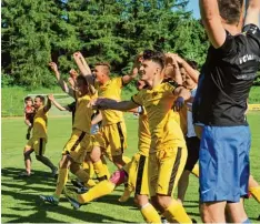  ?? Foto: Karl Aumiller ?? Geschafft: Mit zurückgewo­nnenem Selbstvert­rauen kämpfte sich der FC Lauingen durch die Relegation und bejubelt den Bezirkslig­a Erhalt.