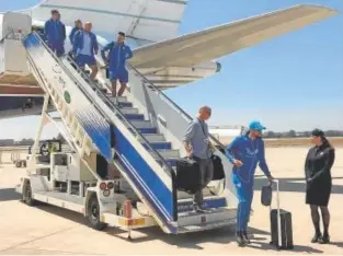  ?? ?? Los jugadores del Sevilla, ayer a su llegada al aeropuerto hispalense // ABC