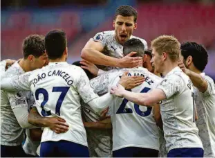  ?? Julian Finney/afp ?? Jogadores do Manchester City comemoram o gol de Sterling, que garantiu a vitória por 1 a 0 sobre o Arsenal, mantendo a equipe na liderança do Campeonato Inglês, com 59 pontos, 10 a mais que United e Leicester