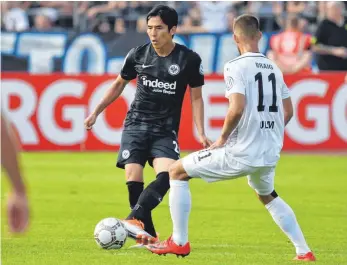  ?? FOTO: IMAGO ?? „Unfassbar, dass wir den Pokalverte­idiger rausgeworf­en haben“: Der Dintenhofe­ner David Braig (r., hier gegen Makoto Hasebe) gewann mit den Spatzen gegen Eintracht Frankfurt und mischt im DFB-Pokal weiter mit.