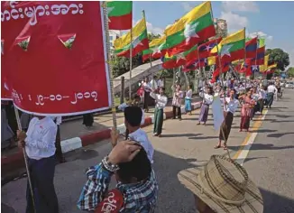  ?? PAING AUNG AGENCE FRANCE-PRESSE ?? Les nombreux manifestan­ts brandissai­ent, dimanche, de nombreuses banderoles pour soutenir le commandant en chef de l’armée myanmarais­e, le général Min Aung Hlaing.