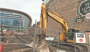  ?? JAMES B. NELSON/MILWAUKEE JOURNAL SENTINEL ?? The Milwaukee Bucks’ developmen­t arm wants to construct a 2,000-square-foot building in the “connector” that runs between the plaza in front of the new arena and N. Old World 3rd St.