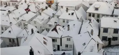  ?? ARKIVFOTO: JAN M. LILLEBØ
FOTO: BERGENS TIDENDE ?? HVITE DAGER: Snøen kan igjen legge seg på bergenstak denne uken, ifølge Meteorolog­isk institutt.