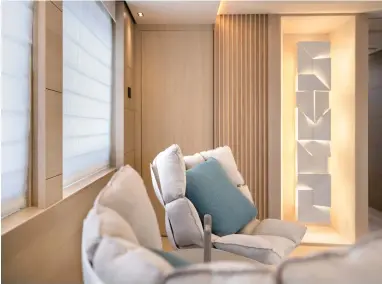  ??  ?? RIGHT: A LOUNGE ABOARD THE PRINCESS YACHT DESIGNED TO EXUDE A YOUTHFUL YET LUXURIOUS AESTHETIC WITH B&B ITALIA HUSK CHAIRS FROM SPACE FURNITURE.