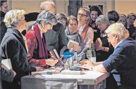  ?? FOTO: HELMUT VOITH ?? Nach der Lesung des Autors Hanns-Josef Ortheil im Ravensburg­er Schwörsaal wollten sich viele Zuhörer ein Buch signieren lassen.