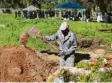  ?? Foto: dpa ?? In der Provinz Gauteng bereitet man zehntausen­de Gräber vor.