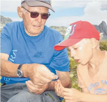  ?? FOTOS: MENDELIN ?? Das Staunen ist groß, als „Strahler“Luis Duff den gefundenen Stein als Bergkrista­ll identifizi­ert.