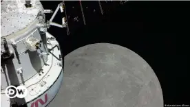  ?? ?? La nave espacial Orión se hace un selfie mientras se aproxima a la Luna antes de su vuelo de salida, un encendido del motor principal de Orión que la lleva a la órbita lunar.