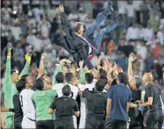  ??  ?? FIESTA. Los jugadores mantean al entrenador Carlos Queiroz.