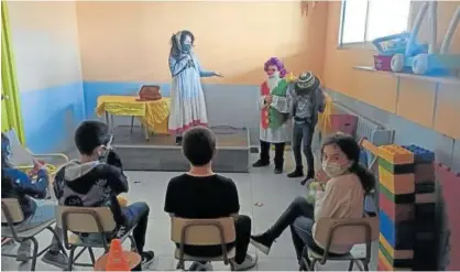  ??  ?? Niños y niñas en un taller de teatro el pasado curso.