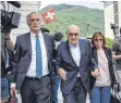  ?? FOTO: AFP ?? Gestützt von Verteidige­r Lorenz Erni (li.) und Tochte Corinne (re.) verlässt Joseph Blatter das Gericht.