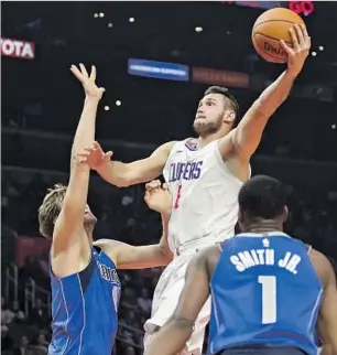  ?? Ringo H.W. Chiu Associated Press ?? DANILO GALLINARI, sidelined since Nov. 5 because of a strained left glute, has played in only nine games with the Clippers, averaging 12.8 points and 4.6 rebounds.