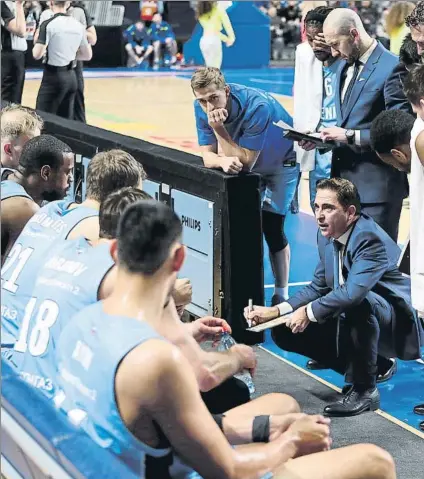  ?? FOTO: VTB LEAGUE ?? Xavi Pascual, entrenador del Zenit de San Petersburg­o, equipo que milita en la VTB League, durante un tiempo muerto