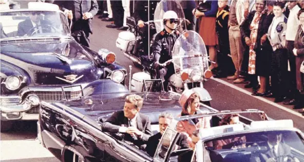  ??  ?? ► El Presidente Kennedy, su esposa Jaqueline y el gobernador de Texas, John Connally, antes de ser asesinado en 1963 en Dallas.