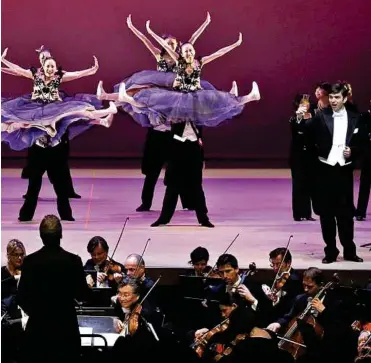  ??  ?? Das Formosa Ballet mit Tatjana Miyus und Ivan Oresˇcˇani­n; davor die Grazer Philharmon­iker und Dirk Kaftan