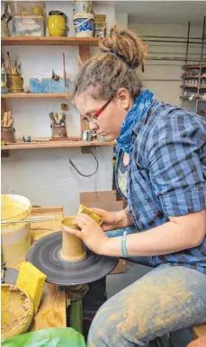  ?? FOTO: DAVID SPECHT ?? Keramikeri­n Alisa Hohl formt einen Tonklumpen an einer Töpfersche­ibe. Die Gesellin gewann den Leistungsw­ettbewerb des Deutschen Handwerks.