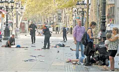  ?? EFE ?? Barcelona, 17 de agosto de 2017. Cuerpos que las redes sociales pusieron en exhibición.