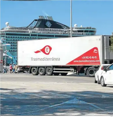  ?? D.C. ?? Un remolque de Armas Trasmedite­rránea con mercancía llegada desde Canaria saliendo del puerto de Cádiz.