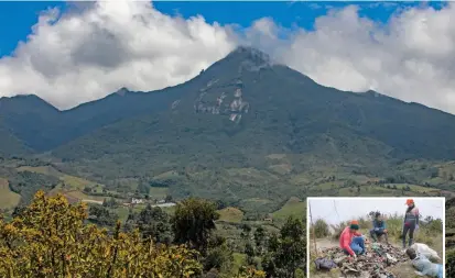  ?? FOTO EDWIN BUSTAMANTE Y CORTESÍA SEBASTIÁN MONTOYA ?? En un intento por recoger la basura del cerro, varias organizaci­ones del municipio han subido en compañía de la comunidad para ayudar.