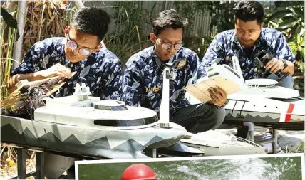  ?? ROBERTUS RISKY/JAWA POS ?? CEPAT DAN STABIL: (Dari kiri) M. Lukman, M. Alif, dan Rizki Aris mengecek kondisi kapal di kolam uji PPNS kemarin (7/10). Foto kanan, Kapal Taliwangsa Coast Guard bermanuver saat uji coba kemarin.