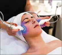  ?? SHUTTERSTO­CK ?? A woman undergoes microderma­brasion.