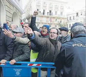  ?? ROMÁN RÍOS / EFE ?? Protestas en la puerta del Ayuntamien­to de Cádiz la semana pasada