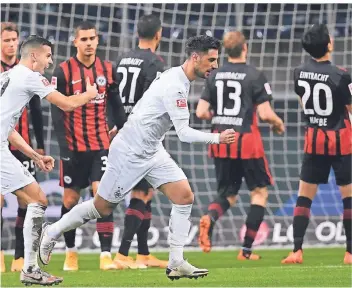  ?? FOTO: ARNE DEDERT/DPA ?? Alles drin: Borussia ging in Frankfurt durch Lars Stindl in Führung, verspielte eine Führung und holte einen Rückstand auf. So geht es in der Bundesliga derzeit häufig zu.