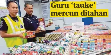  ??  ?? MOHD Zamri (dua dari kiri) menunjukka­n mercun dan bunga api yang dirampas, semalam.