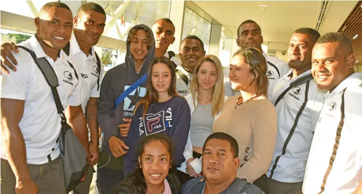  ?? Photo: Waisea Nasokia ?? Fiji Airways Drua team with fans at the Nadi Internatio­nal Airport on September 26, 2017.