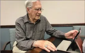  ?? SUBMITTED PHOTO ?? Heritage resident Bob Rasbridge talks to several family members via Zoom.