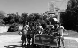  ??  ?? Basketball experts and profession­als aided kids from Amaia VisMin communitie­s during a basketball clinic last May.