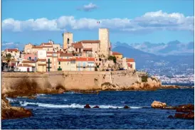  ??  ?? Avec les aménagemen­ts au centre-ville, Antibes choisit l’éco-habitat.