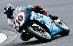  ??  ?? BELOW: Kenny Roberts and XR89, caught in harmony at Donington’s Melbourne Loop