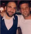  ??  ?? Da sinistra, Gonzalo Higuain, 30 anni compiuti ieri, prima della festa di compleanno con alcuni tifosi e durante il party con un amico