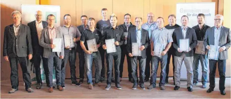  ?? FOTO: FRANZ DREHER ?? Bürgermeis­ter Bernd Haller (links) freute sich mit Ingo Hell (rechts) über die vielen Auszeichnu­ngen für die Ausbilder der Region.