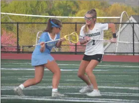  ?? ED MORLOCK — MEDIANEWS GROUP ?? North Penn’s Quinn Rodoff and Pennridge’s Grace Rosica lineup for a faceoff on Monday.