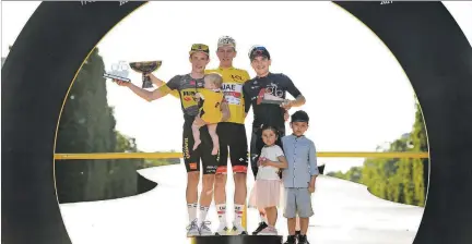  ?? CORTESÍA Y GUILLAUME HORCAJUELO / EFE ?? Premiación. Richard Carapaz (d) disfrutó del podio del Tour de Francia en compañía de sus hijos. Junto al bicampeón Tadej Pogacar (c) y Jonas Vingegaard fueron los mejores.