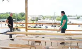  ?? ?? Tony Giannourak­is, left, and Antonio Zakkas are shown at their new East Ridge location.