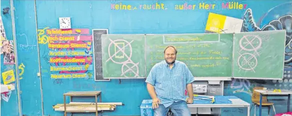  ?? FOTO: BFS ?? Dieses Klassenzim­mer erkennen vor allem die jungen Kinogänger sofort. Es ist die Kulisse aus dem Film „Fack ju Göhte“. Fürs Foto mimt der Gmünder Stefan Bryxi hier den Lehrer.