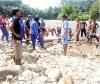  ??  ?? ANGGOTA bomba mengangkat mayat mangsa sebaik ditemukan jam 7 pagi dipercayai lemas.