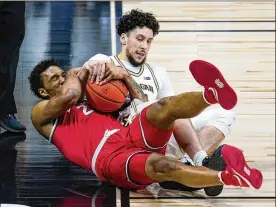  ?? MICHAEL CONROY / AP ?? Michigan forward Brandon Johns Jr. (right) and Ohio State guard Musa Jallow fight for a loose ball in the first half Saturday in Indianapol­is.